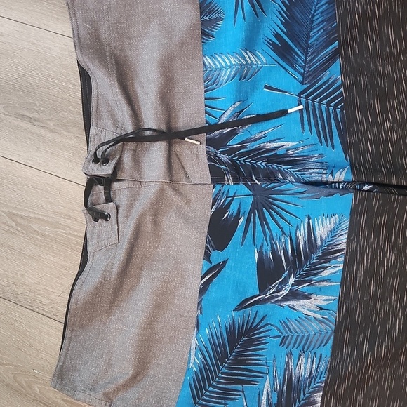O'Neill Gray and Blue Board Shorts with Tropical Print - Picture 3 of 8